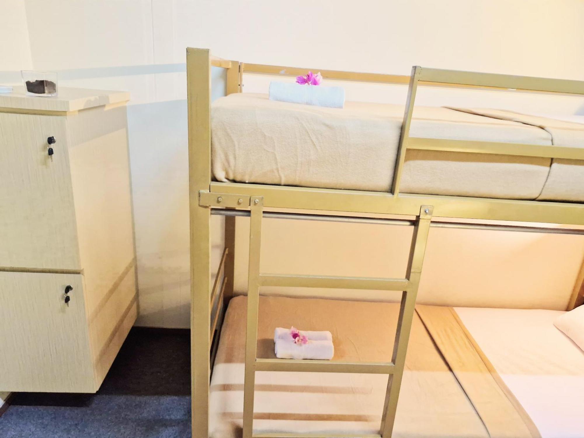 Karcof Container Hostel Сенггиги Экстерьер фото