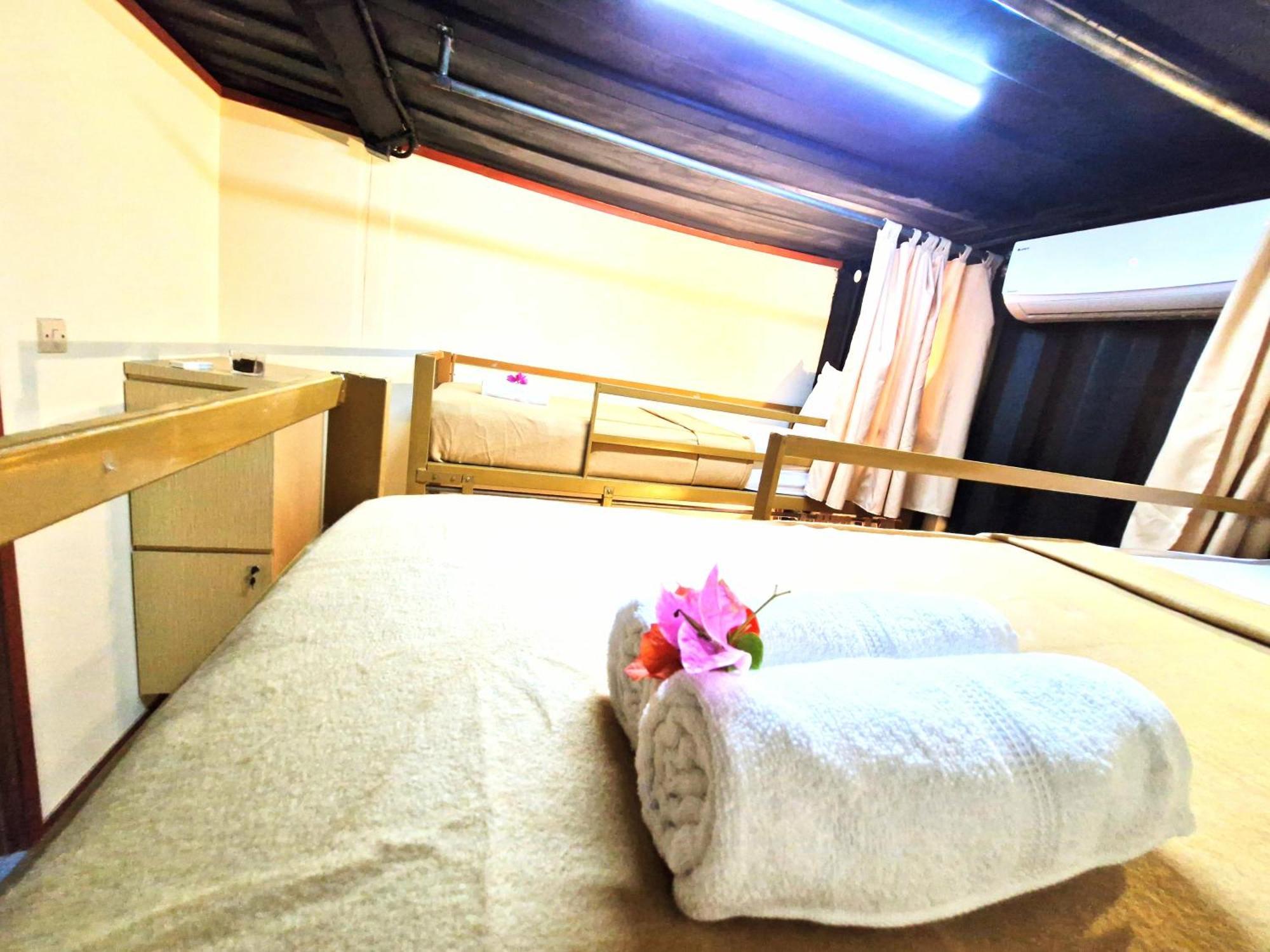 Karcof Container Hostel Сенггиги Экстерьер фото