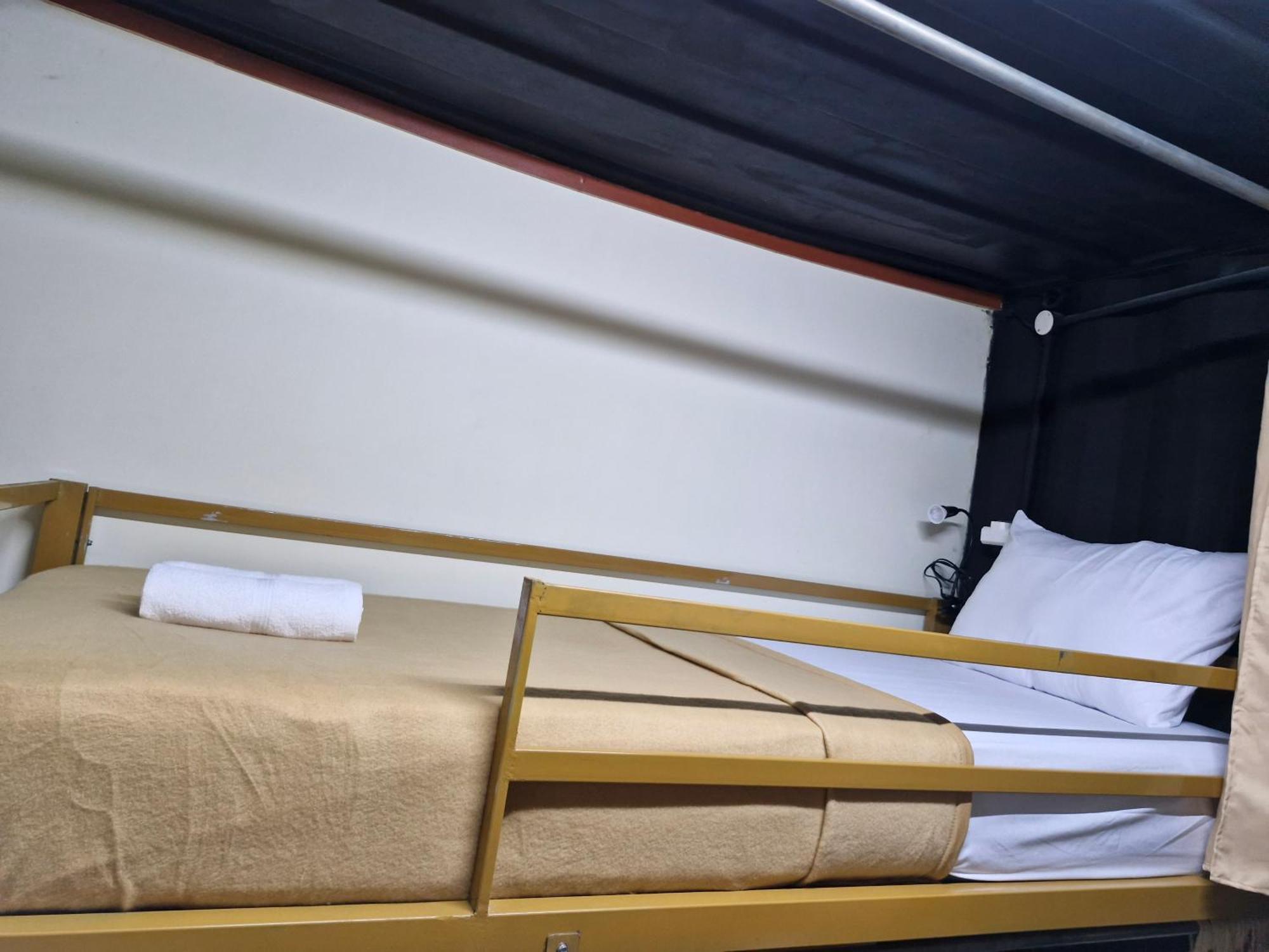 Karcof Container Hostel Сенггиги Экстерьер фото