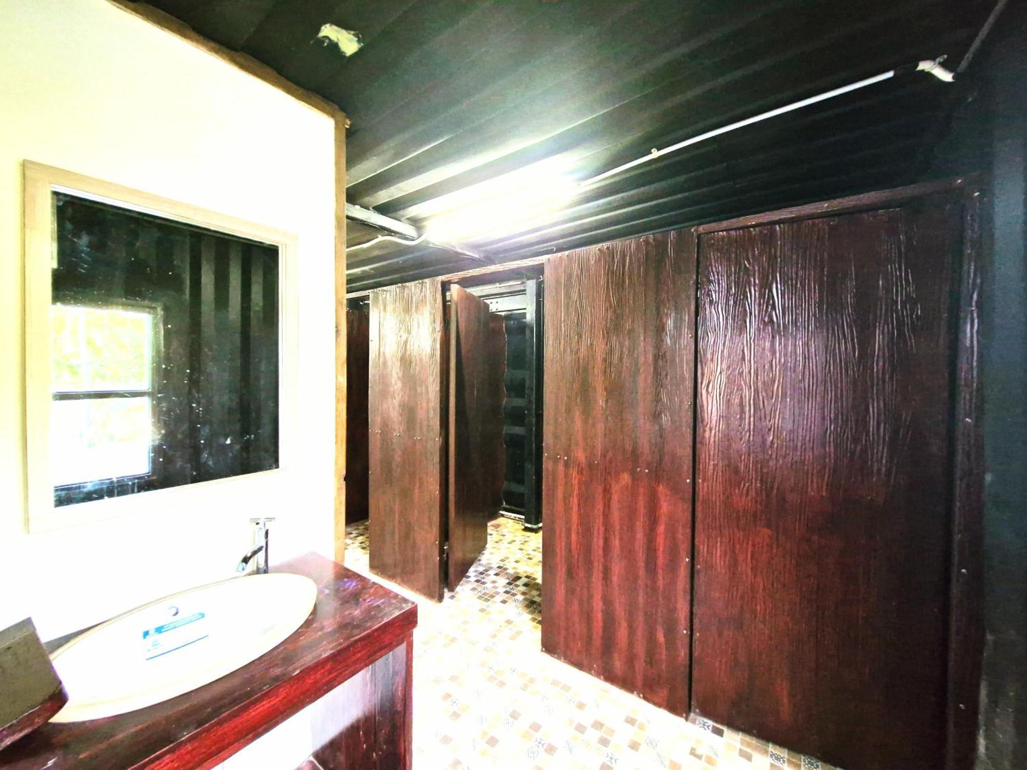 Karcof Container Hostel Сенггиги Экстерьер фото