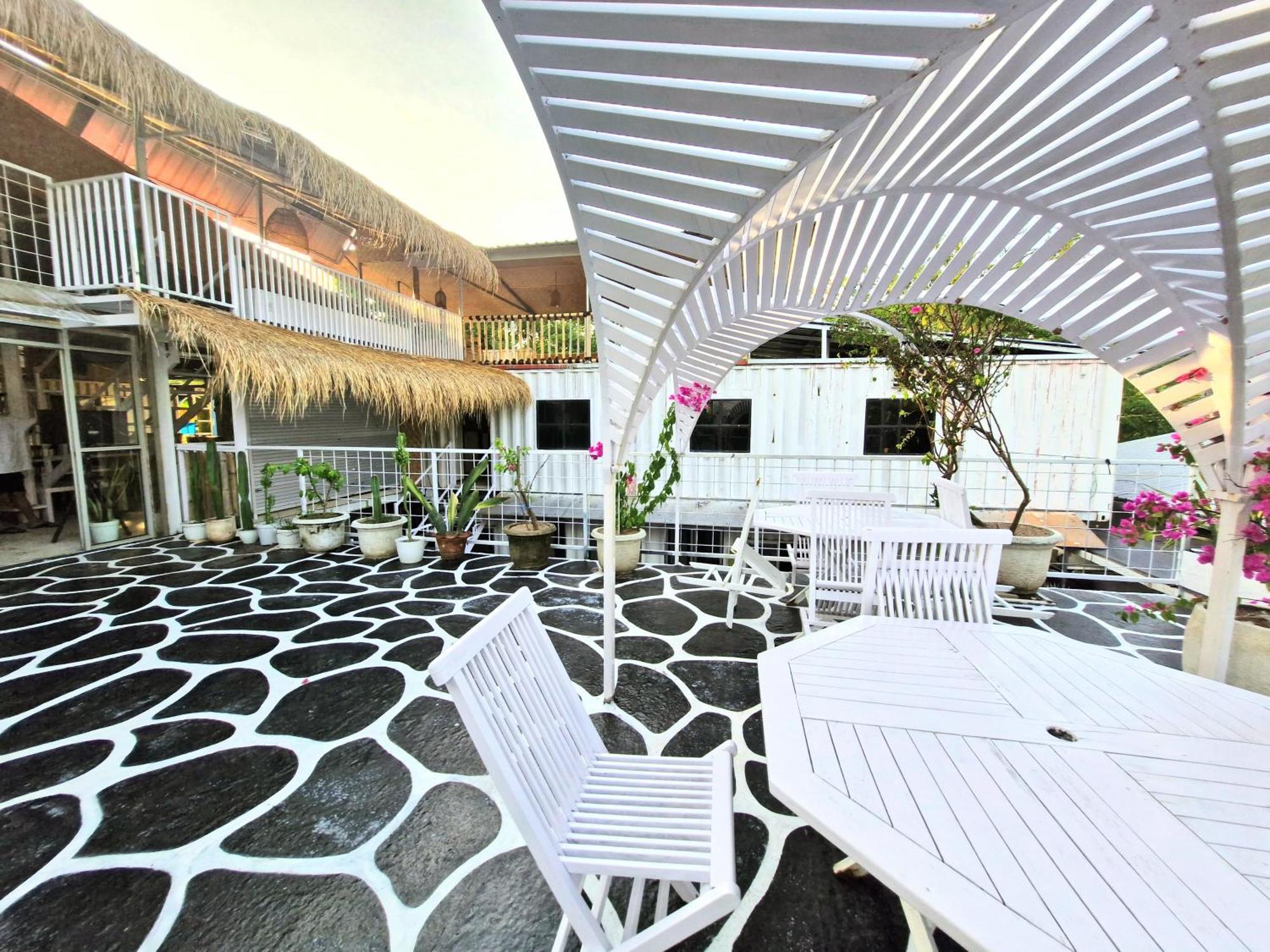 Karcof Container Hostel Сенггиги Экстерьер фото
