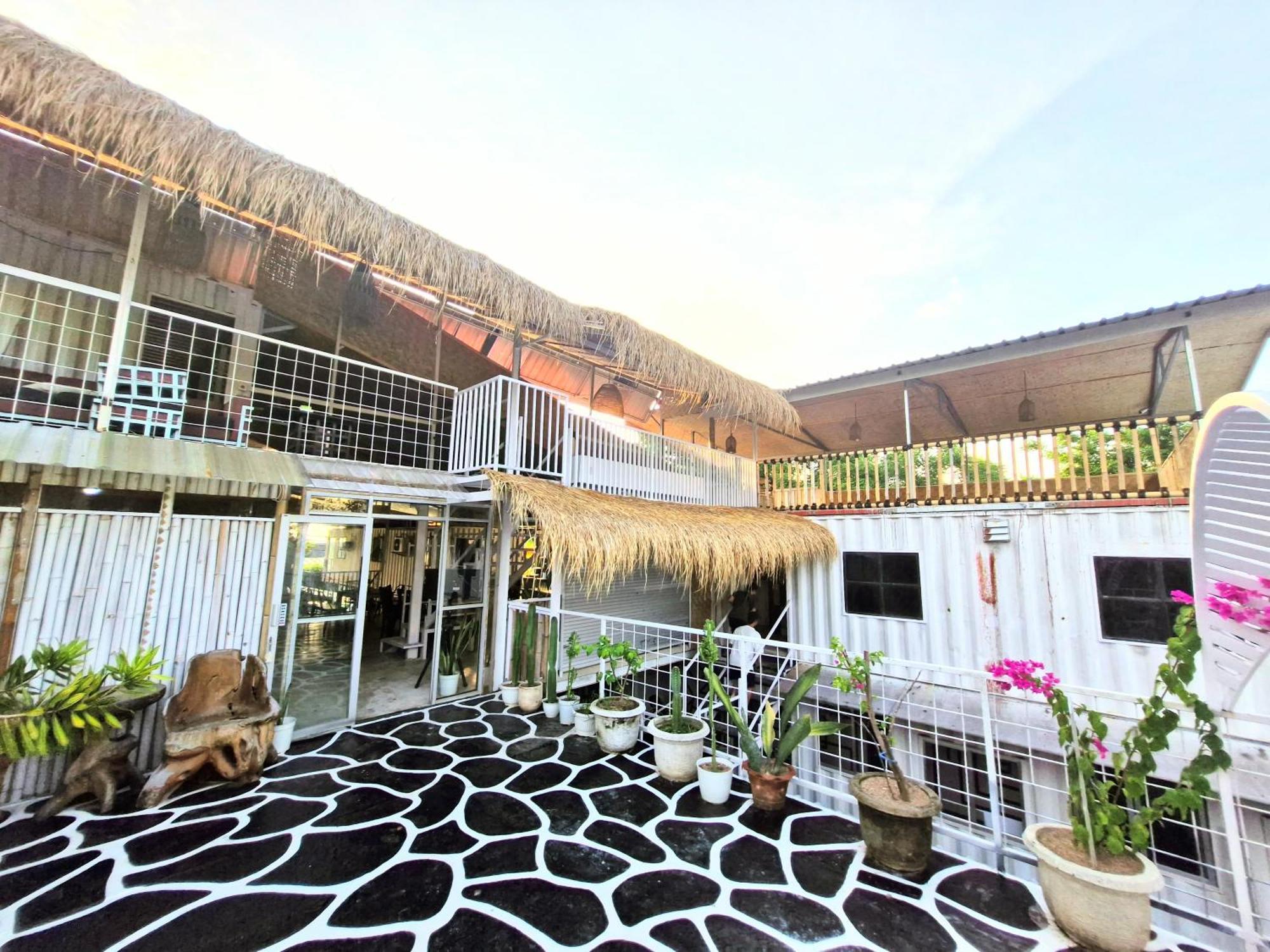 Karcof Container Hostel Сенггиги Экстерьер фото